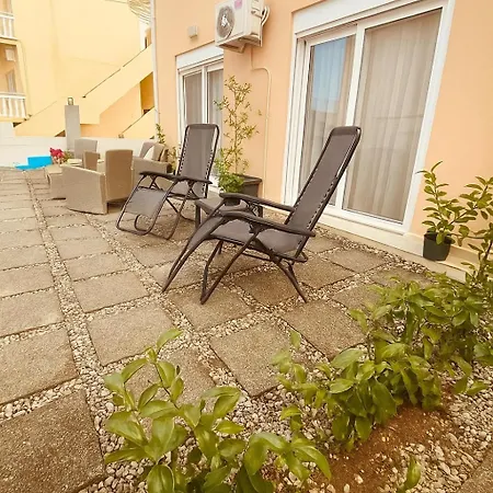 The 50 50 Deluxe Apartament Sidárion