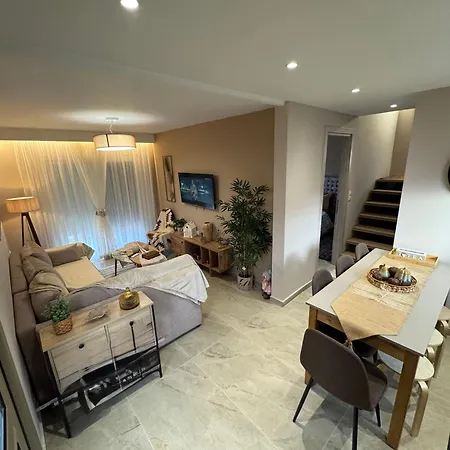 The 50 50 Deluxe Apartament Sidárion